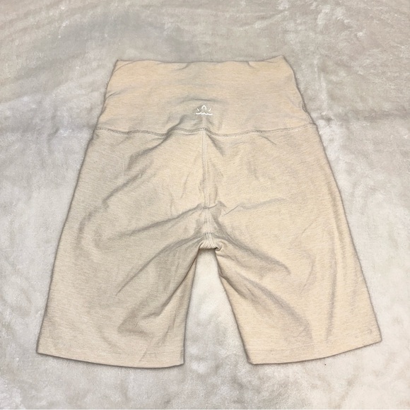 Beyond Yoga Cream Buttery Soft Biker Short Size Small - Picture 5 of 8